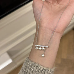 エレガントなバランスビームパールネックレス