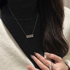 エレガントなバランスビームパールネックレス