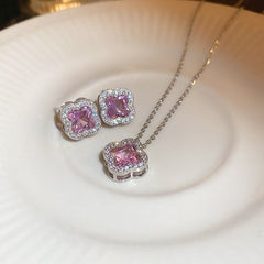 とても気品があります!ピンクの四つ葉のクローバーのイヤリングとネックレス