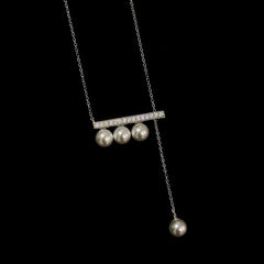 エレガントなバランスビームパールネックレス