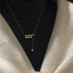 エレガントなバランスビームパールネックレス